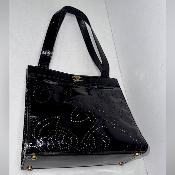 🔥SOLD🔥CHANEL Camelia Enamel Tote Bag - Picture 9 of 17